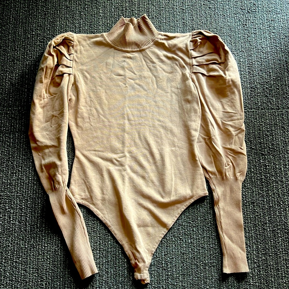 🌴HERA COLLECTIONS Dark TAN long sleeve Thong BODYSUIT w puff pleated shoulders M